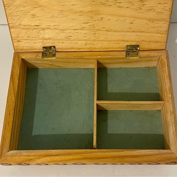 Vintage Hand Carved Pyrography  Wooden Jewelry Box Floral Design Felt Lined - Picture 6 of 10